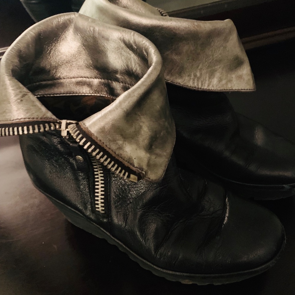 Fly London zip down or zip up bootie
